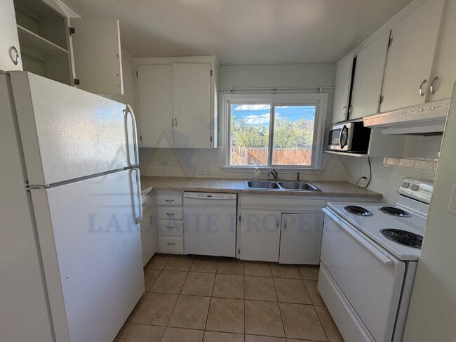 Building Photo - Charming 3 Bedroom 2 Bathroom House