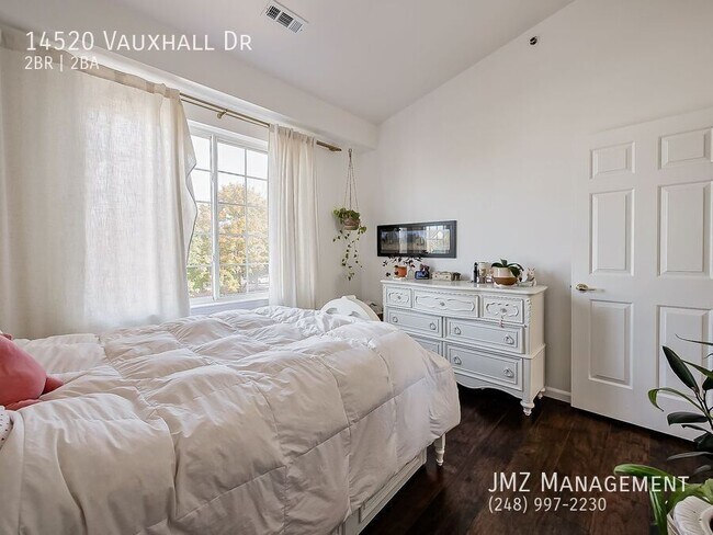 Building Photo - 14520 Vauxhall Dr