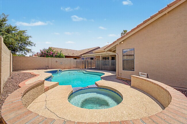 Building Photo - 3103 N Meadow Ln