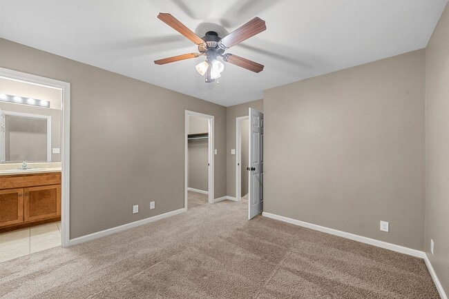 Building Photo - Two Bedroom Town House Off Exit 1!