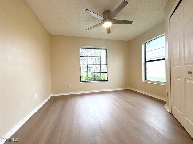 Building Photo - 2200 SW 40th St
