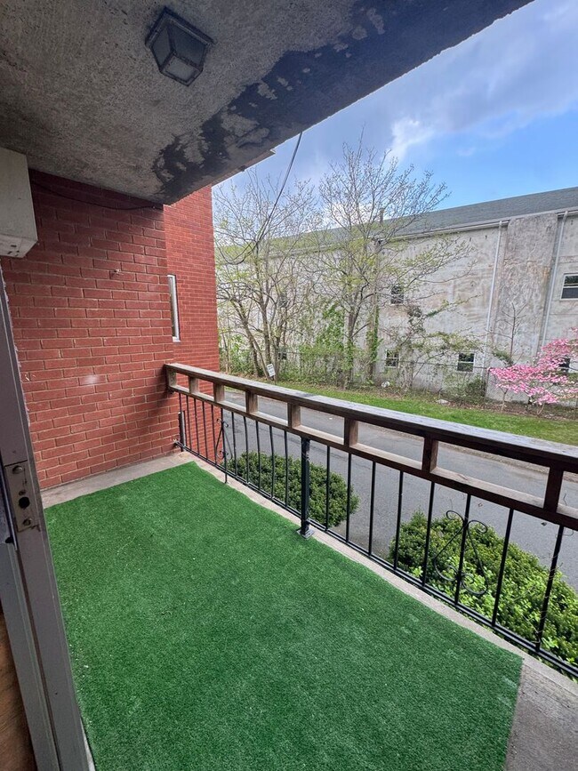 Primary Photo - 490 Burritt St