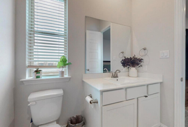 Full Bathroom (2nd Floor, Room 2) - 2510 Plumas Dr