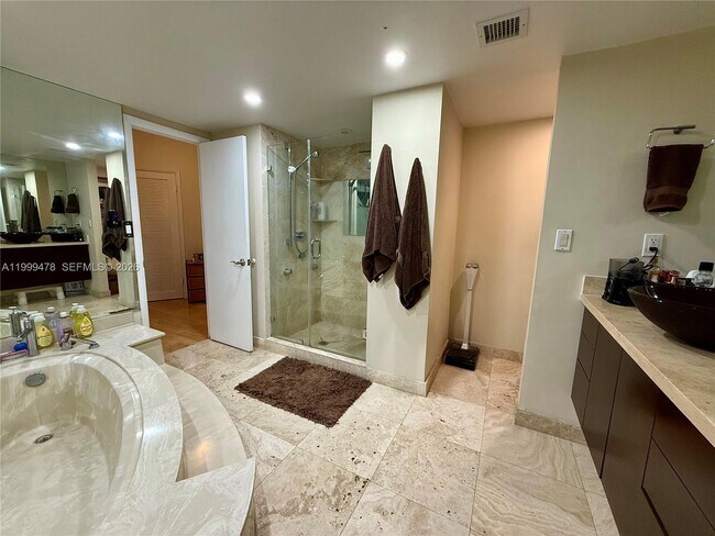 Building Photo - 1121 Crandon Blvd