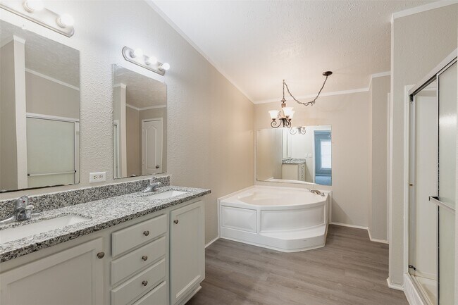 Building Photo - 1520 W Creek Dr