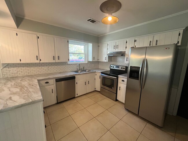 Building Photo - New Listing!
