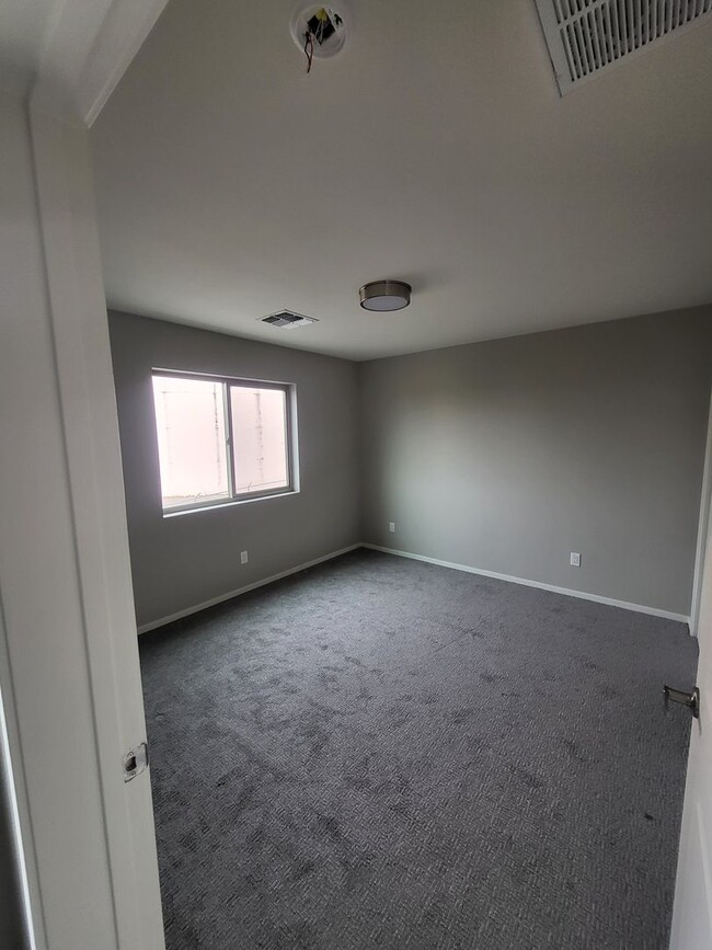 Building Photo - New Townhouse NE Heights 2/bedroom 1.5/bat...