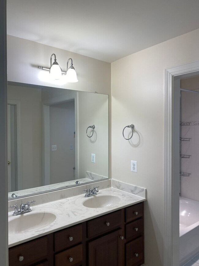 Building Photo - 3 Bedroom Townhome in Sterling, with a large complete loft on top floor