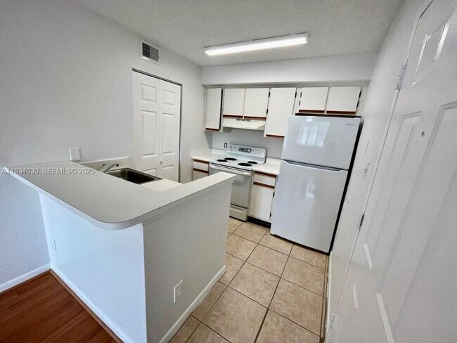 Building Photo - 540 S Park Rd