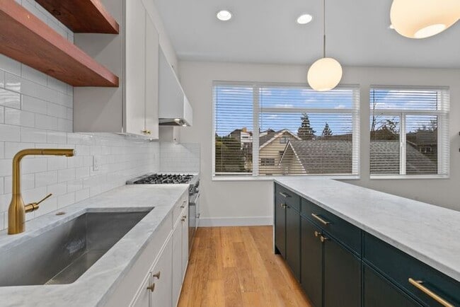 Building Photo - Stunning Modern Air-Conditioned Townhome in Coveted Whittier Heights