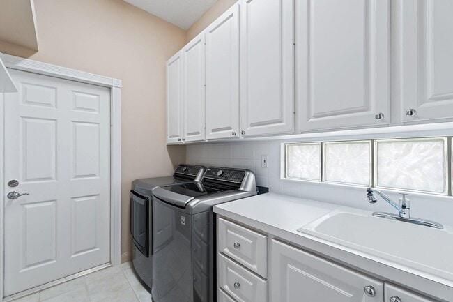Building Photo - 8120 SE Paurotis Ln