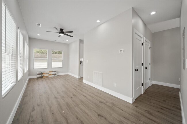 Building Photo - 2713 Tarleton Ave