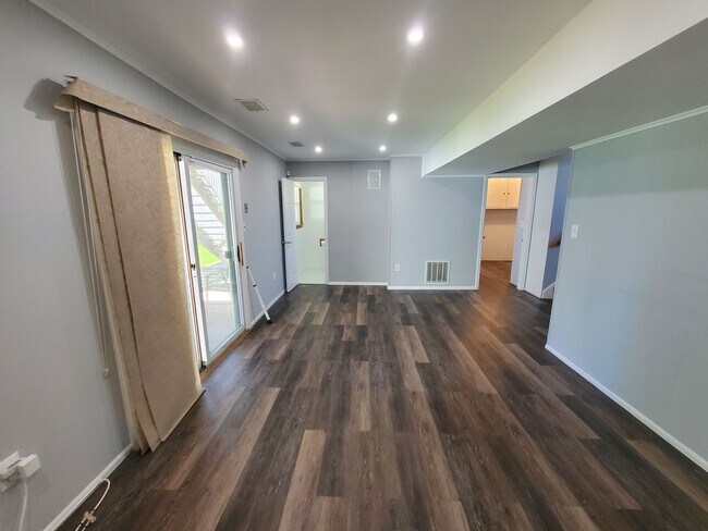 Building Photo - Single family, bi-level home with 4-bedrooms (one bedroom on ground level), 2.5 bathrooms, attach...