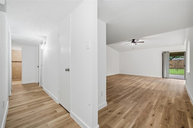 Building Photo - 2126 Quail Valley E Dr
