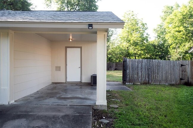 Building Photo - 1407 Click Cove