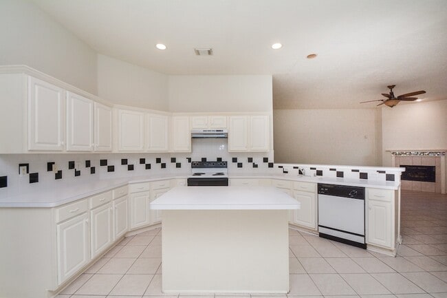 Building Photo - 918 Tennyson Dr