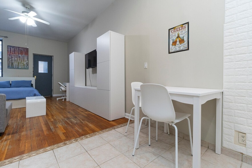 Building Photo - 250 E 82nd St