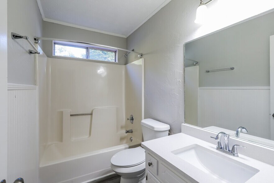 Building Photo - 1070 Hunters Creek Ct