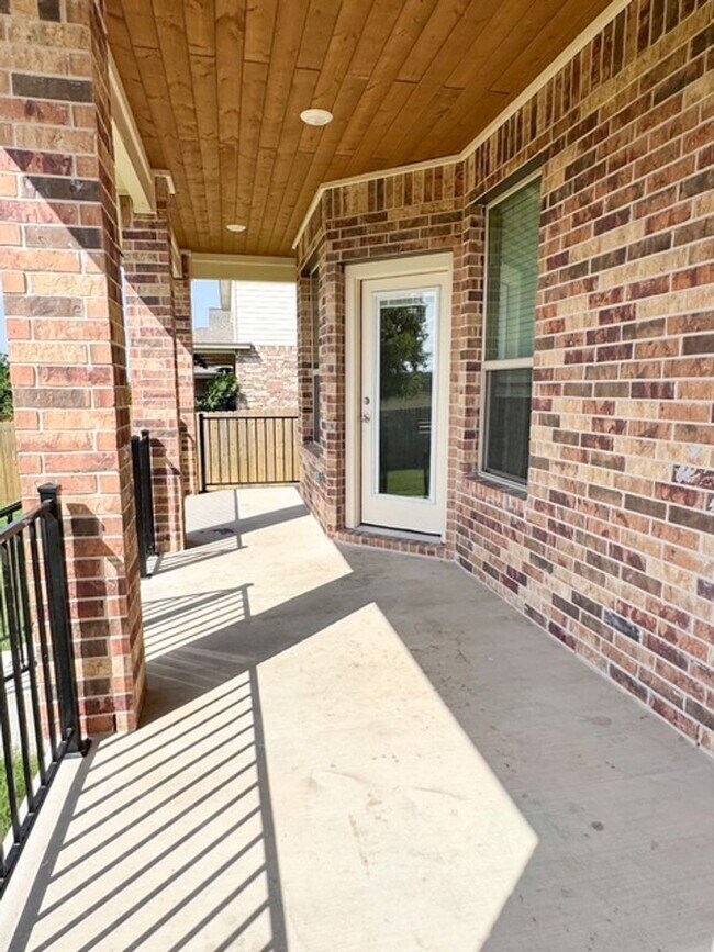 Building Photo - Stunning home with ALL THE SPACE in 3 Creeks!