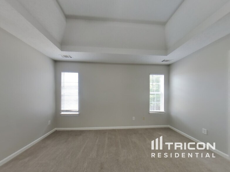 Building Photo - 5587 Sapphire Cir