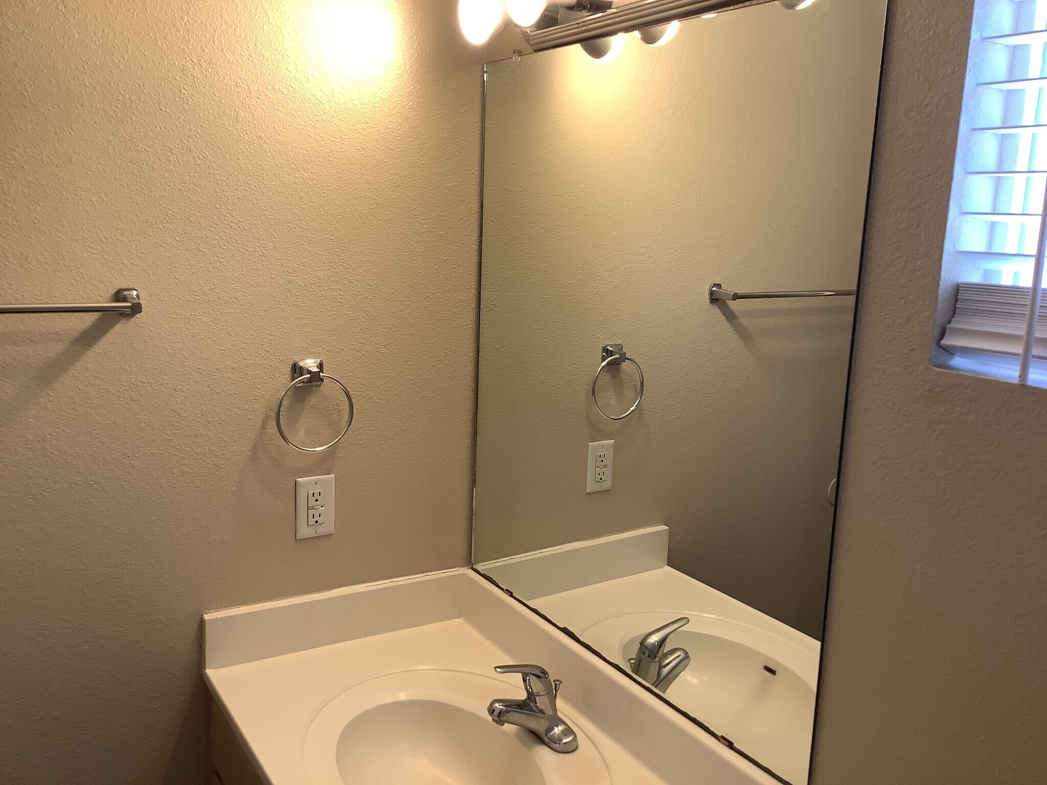 Building Photo - 7623 Banyon Ave NW