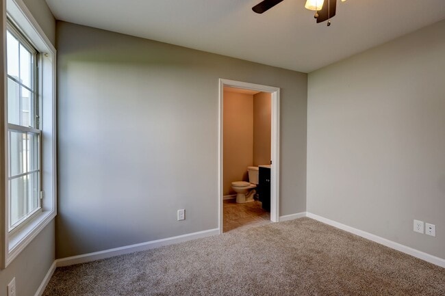 Building Photo - 1008 Meadowview Ln