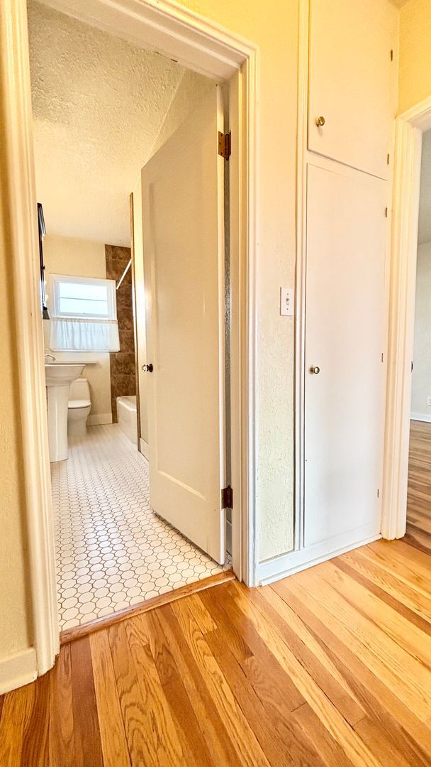 Building Photo - Modern Comfort in the Heart of Hosford Abernethy!