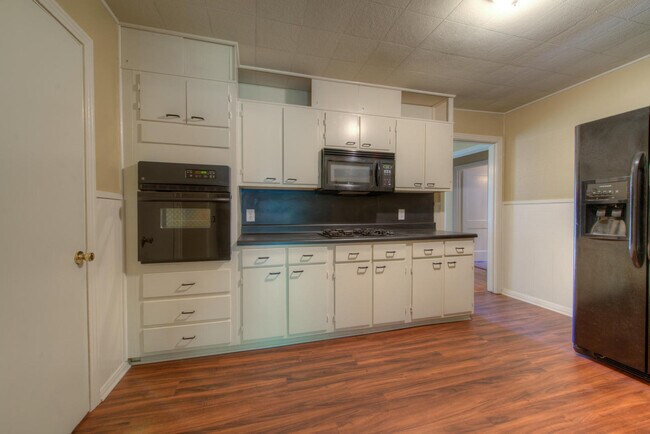 Building Photo - UT PRE-LEASE: 4 bed/2 bath North Campus home for pre-Lease. Features wood floors and many updates