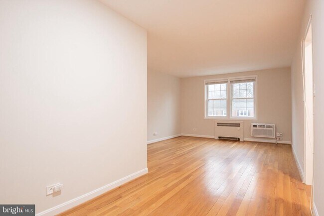 Building Photo - 202 N George Mason Dr