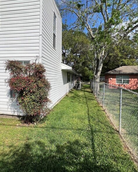 Building Photo - 2107 Restridge Dr
