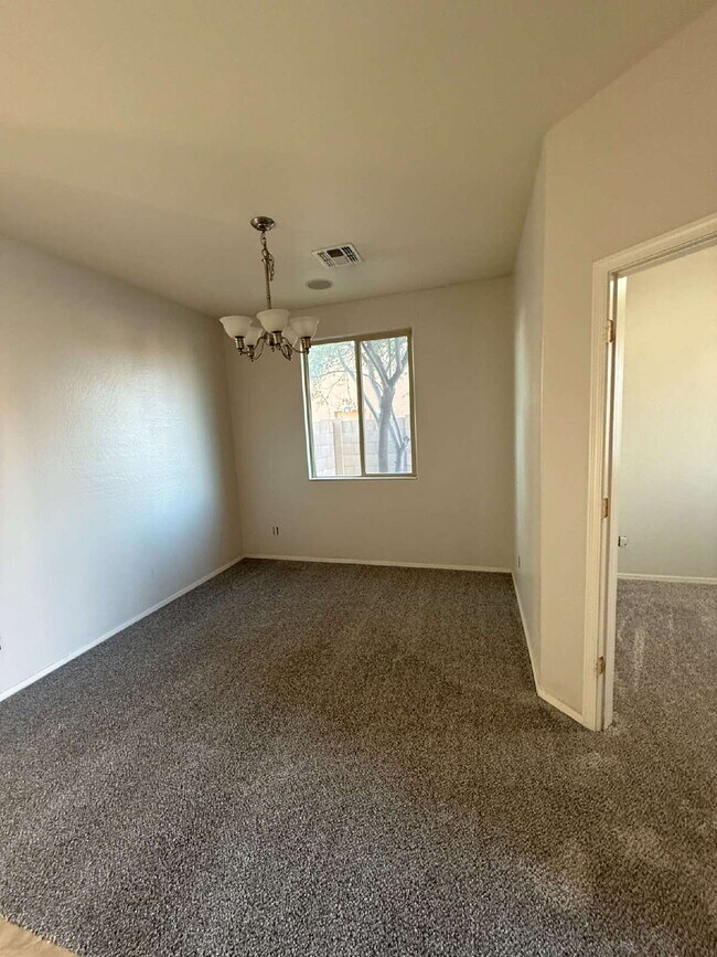 Building Photo - 4 Bedroom 2 Bath with Den in Canyon Trails