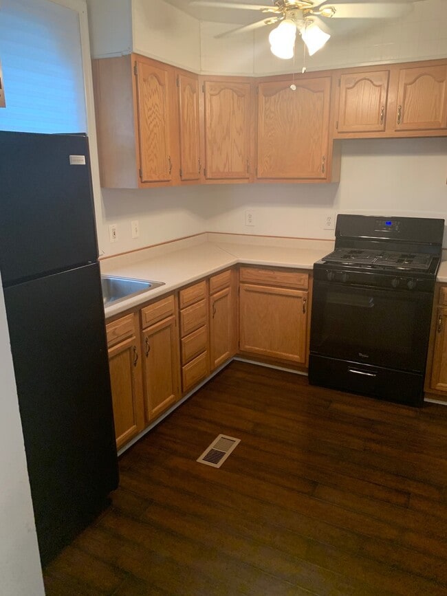 Building Photo - Two Bedroom/1.5 Bath in the Heart of Mt. W...
