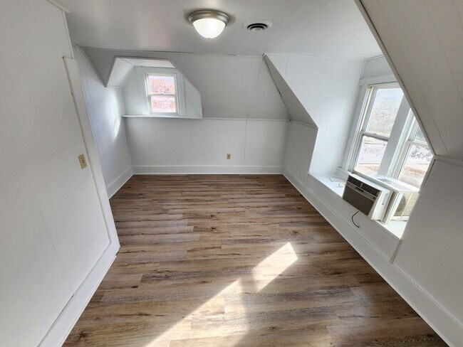 Building Photo - Spacious 2-Bedroom, 1-Bathroom Home AVAILA...