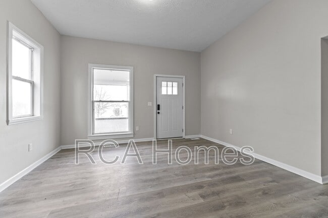 Building Photo - 2912 N Kenwood Ave