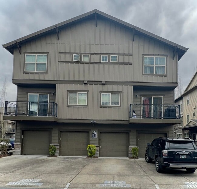 Building Photo - LEASE SPECIAL - $300 OFF 1ST MONTHS' RENT! Close To MAX!  Single Car Garage Included