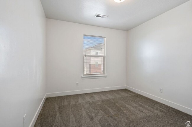 Building Photo - "Spacious 3-Bed Townhouse in Herriman – Yo...