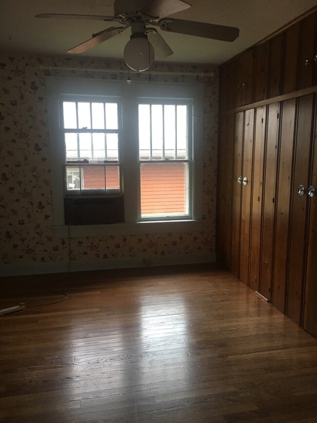 Building Photo - 2 bedroom, 1 bath Bungalow - Available Now!