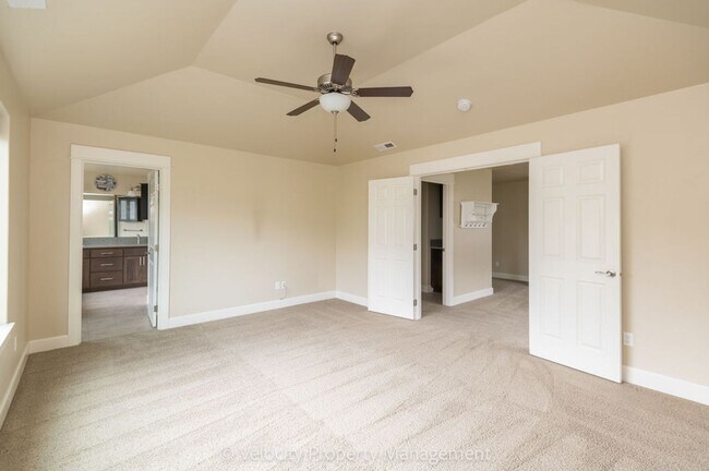 Building Photo - Beautiful NE Bend Home with Community Pool...