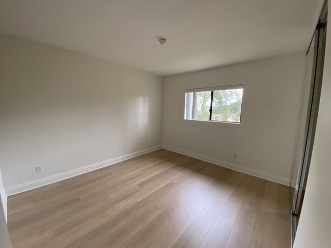 Building Photo - 2 Bedroom, 2 Bath, Downstairs Condo!