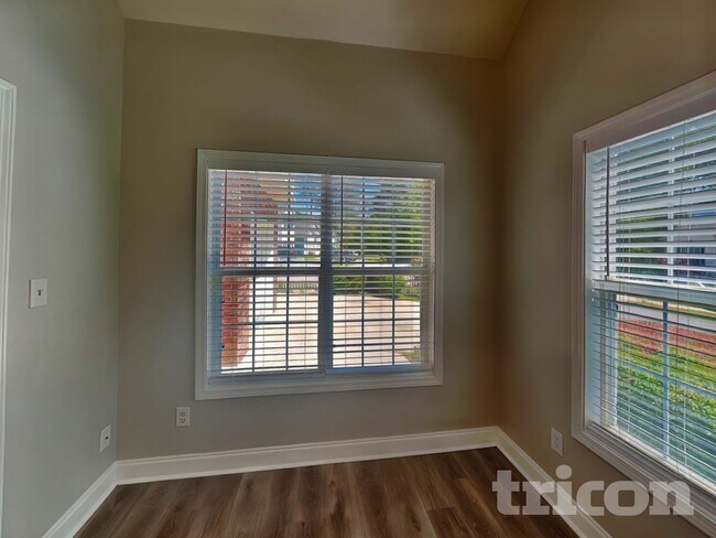 Building Photo - 123 Clarin Way