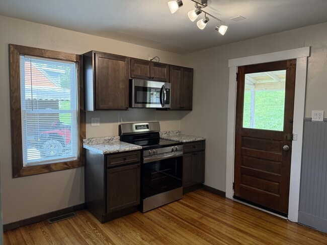 Building Photo - 926 W Water St