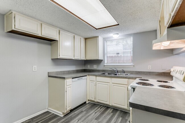 Building Photo - 13226 Chesterton Dr