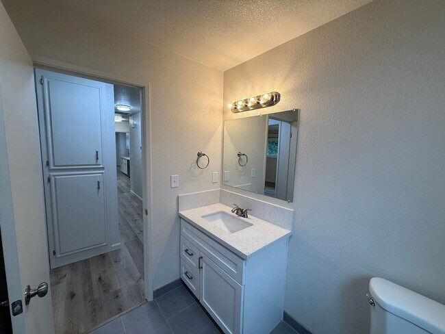 Building Photo - Fully remodeled single story located in Lakewood School District!