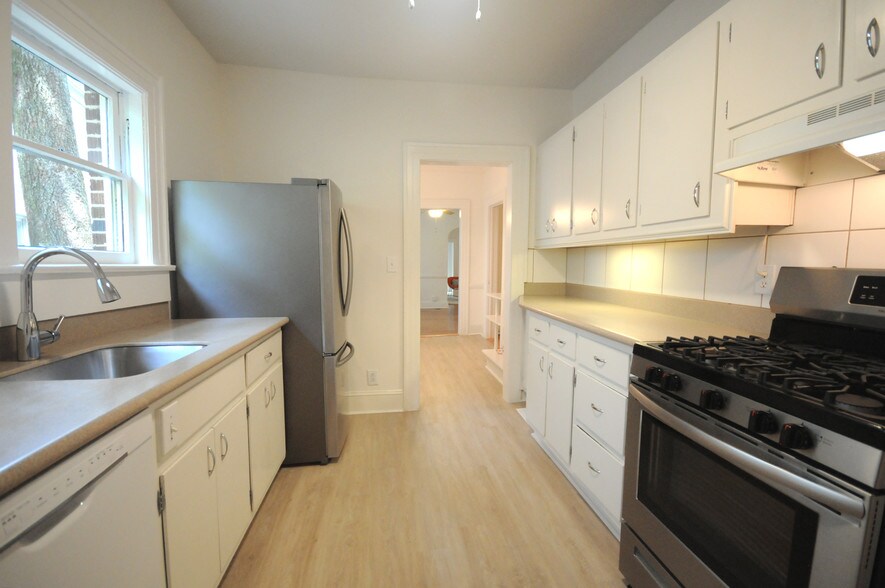 ***AVAILABLE JULY 1*** - 861 Durant Pl NE