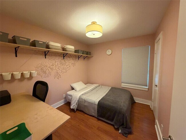 Building Photo - 1900 Dauphine Cove