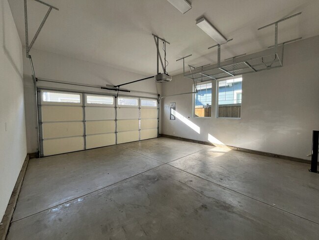 Building Photo - 3-Bedroom Home in Reed’s Crossing with Luxurious Primary Suite & Open Floor Plan, Fireplace, Wash...