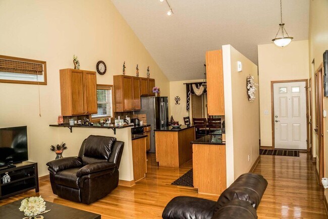 Building Photo - 1664 Boxwood Dr