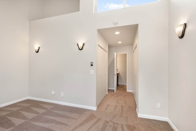 Building Photo - Bright 2 Bedroom Townhouse with Creek Views and Excellent Commuter Location