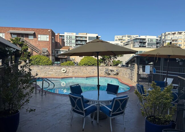 Building Photo - 65 Kirkland Ave