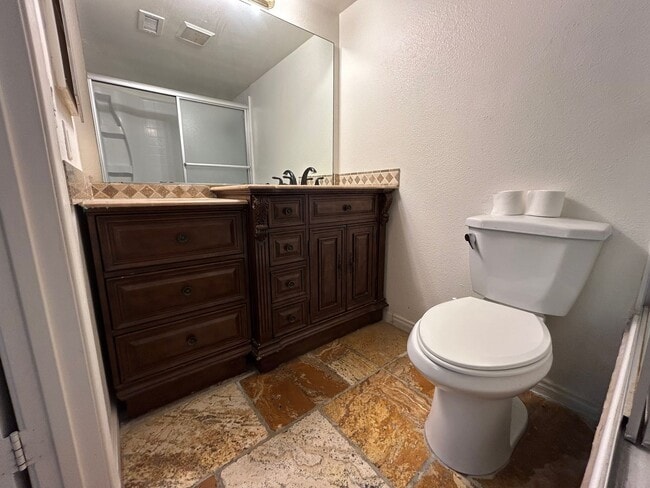 Building Photo - INTRODUCING A COZY AND CONVENIENT 1 BEDROO...